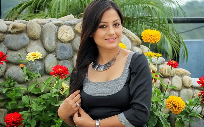 सम्हालिदैछिन् श्वेता, अनुहारमा देखियो मुस्कान