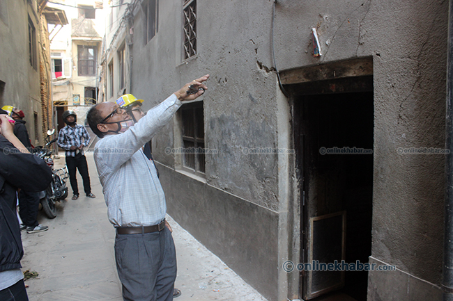 Engineers are checking cracked houses (5)