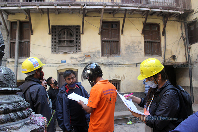 Engineers are checking cracked houses (7)