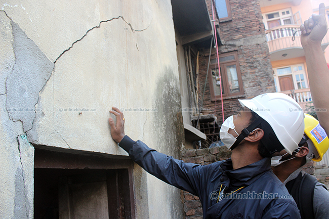 Engineers are checking cracked houses (8)