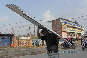 कञ्चनपुरमा विपन्न परिवारको घर छाउन रकम वितरण