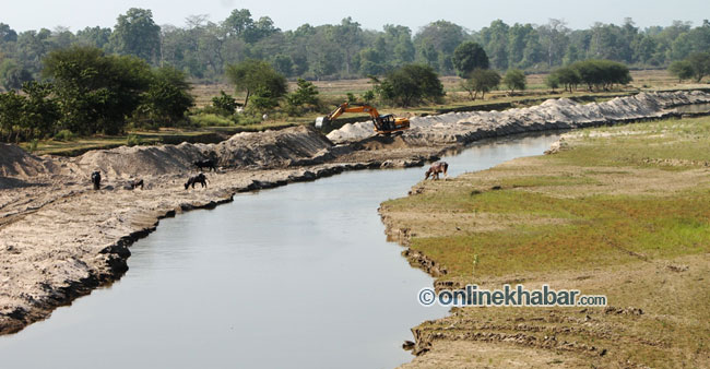 सुस्तामा निर्माण भइरहेको तटबन्धमा भारतीय अवरोध