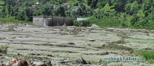 मध्यरातमा बेनीमा बाढी, एक सयभन्दा बढी घर तथा पसलमा क्षति