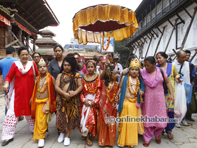 दिवंगत आत्मालाई सम्झिएर गाईजात्रा मनाइँदै, उपत्यकामा आज सार्वजनिक विदा