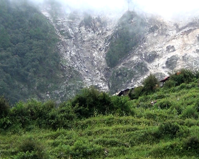 पहिरोले २२ जना थुनिए,  उद्धारमा कठिनाइ