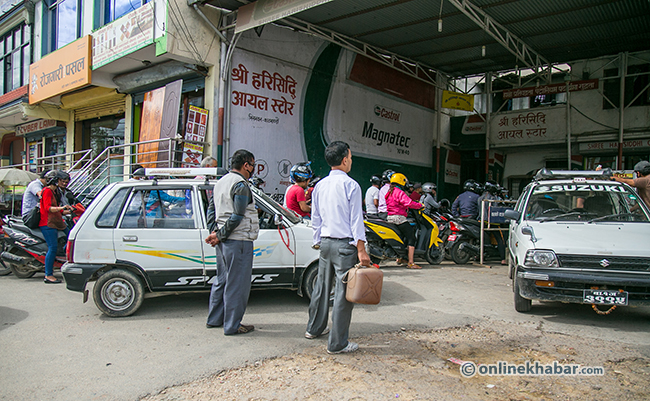 काठमाडौंका पम्पमा फेरि लाग्यो लाइन, आयल निगम भन्छ-नआत्तिनुस्