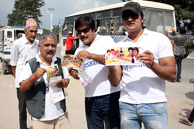 झरना र दिलिपको ‘डेस्टिनेशन काठमाण्डौ’, ट्याम्पुमा स्टिकर टाँस्दै प्रचार