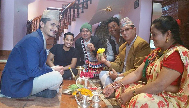 ‘तक्मेे बुढा’को निर्देशनमा बन्यो दसैं गीत, नम्रतादेखि मेनुकासम्म देखिए