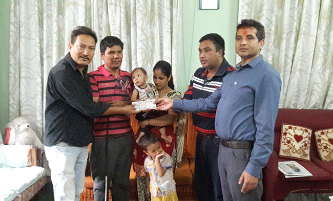 भूकम्प पीडित दृष्टिबिहिन दम्पत्तीलाई मल्लको सहयोग