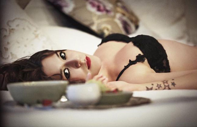 ज्याकीकी छोरी भन्छिन्-‘मैले केही देखाएकी छैन, कसरी भएँ टपलेस’ ?