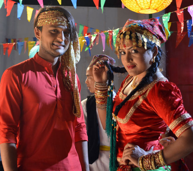 छोरासँग नाँच्दै रेखाले सकिन् रामप्यारी, कवितामा केकीदेखि दीपाश्रीलाई यस्तो झटारो(हेर्नुहोस् भिडियो समाचार)