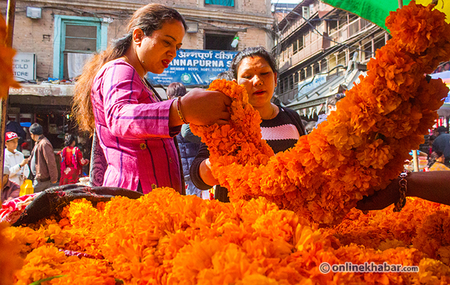 तिहार ढिलो आएकाले सयपत्री झर्न थाल्यो, भारतबाट ४ लाख माला भित्रिँदै