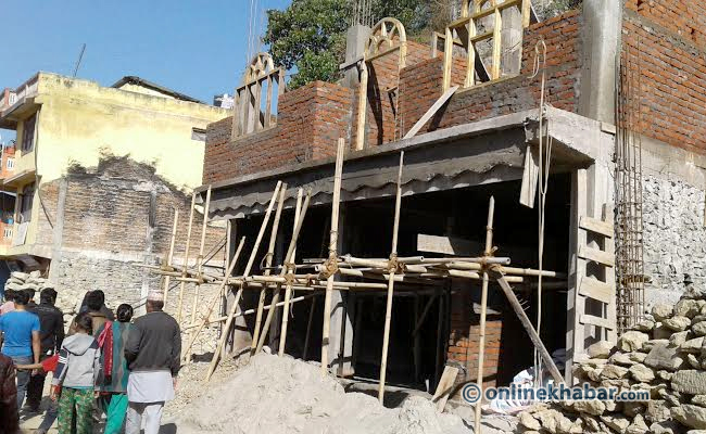 ठूल्ठूला घर, न लालपुर्जा, न प्रमाणपत्र !