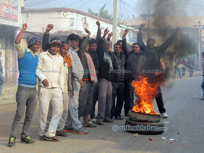 रौतहटका ३ वटा प्रहरी कार्यालयमा प्रदर्शनकारीको आक्रमण
