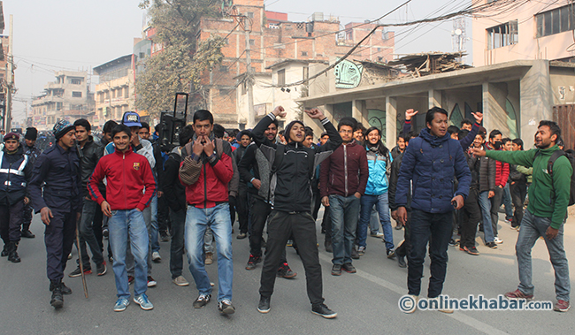 विद्यार्थीलाई भाडा छुट नदिएको भन्दै चक्काजाम