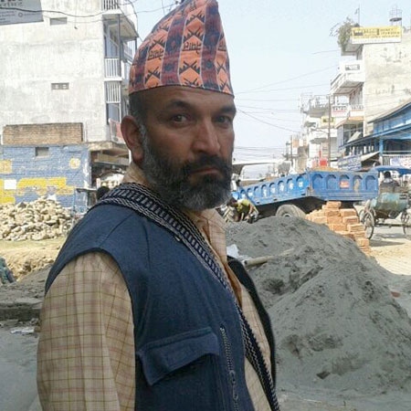 ‘दाह्री बा’लाई पहिचान गुम्ने डर, पैसा जोगाउन जाँदैनन् सैलुन, गोजीमै बोक्छन् कैंची