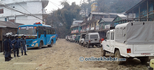 लोकमानलाई कालोमोसो दल्नेलाई रिहाइको माग गर्दै विद्यालय बन्द