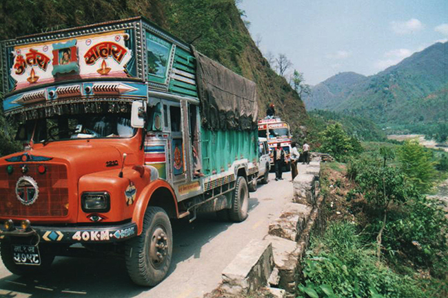 पहिरो खस्दा मुग्लिन नारायणगढ सडक अवरुद्ध