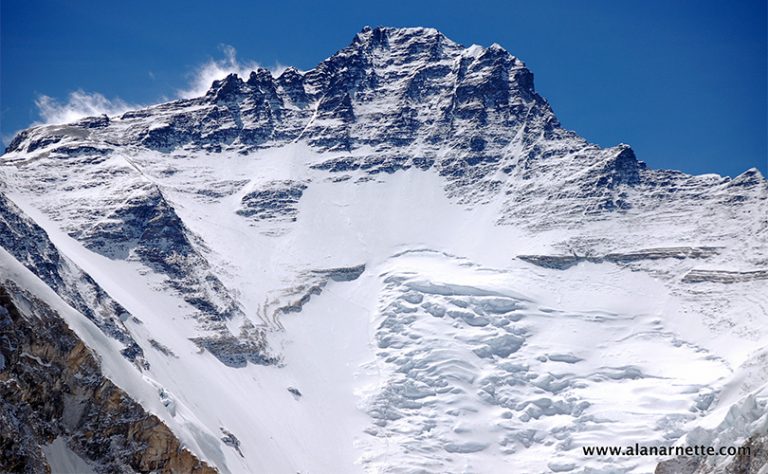 ल्होत्से हिमाल चढ्दा एक जनाको मृत्यु