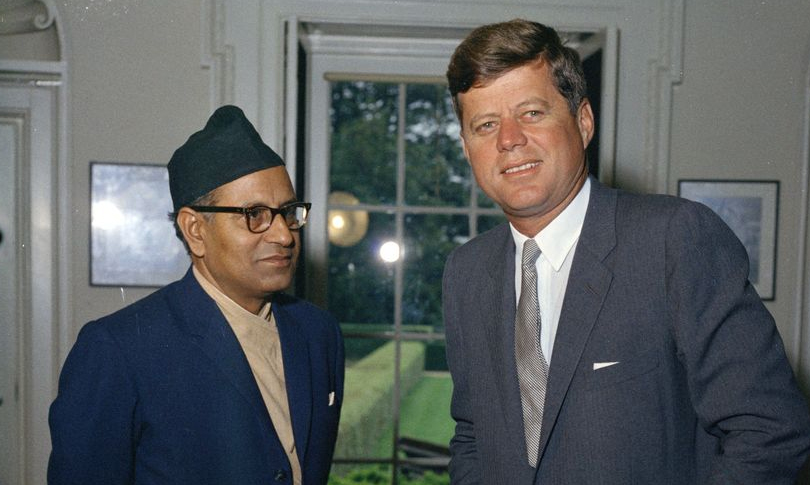अमेरिकी राष्ट्रपति जोन एफ क्यानेडीसँग ह्वाइट हाउसमा भेटवार्ता गर्दै तत्कालीन नेपाली राजदूत मात्रिकाप्रसाद कोइराला