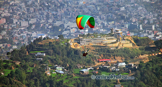 पोखरामा प्याराग्लाइडिङ पुनः सुरु, पर्यटन व्यवसायी उत्साहित