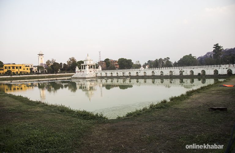 चार सय वर्षपछि पानीविहीन हुँदै रानीपोखरी, माछा जोगाउन मुस्किल