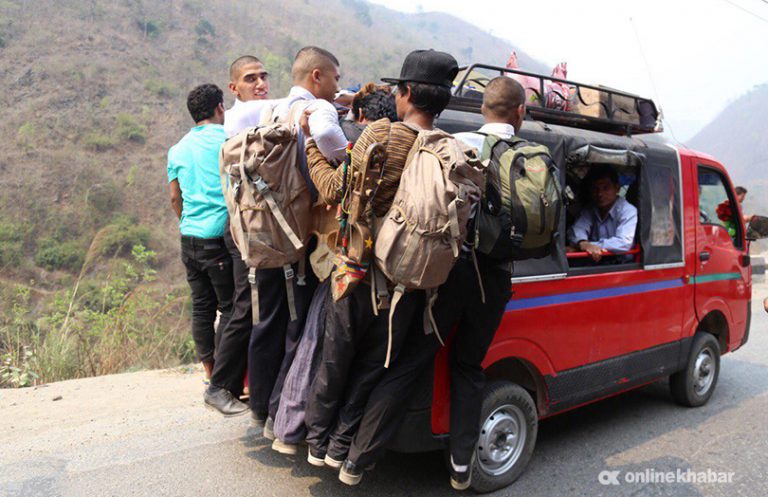 मुग्लिन-काठमाडौं सडकमा यात्रुको यस्तो बिजोग (फोटोकथा)