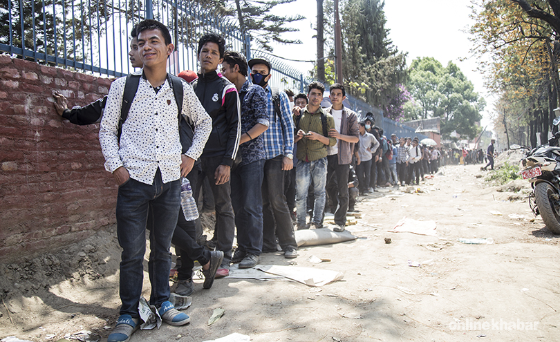 कोरिया जान चाहनेको लाइनमा डिग्रीहोल्डर, गुरु-चेला एउटै लाममा