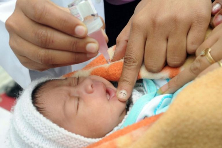 बालबालिकाको रोग प्रतिरोधक क्षमता बढाउन स्वर्णप्रासन थोपा खुवाइँदै