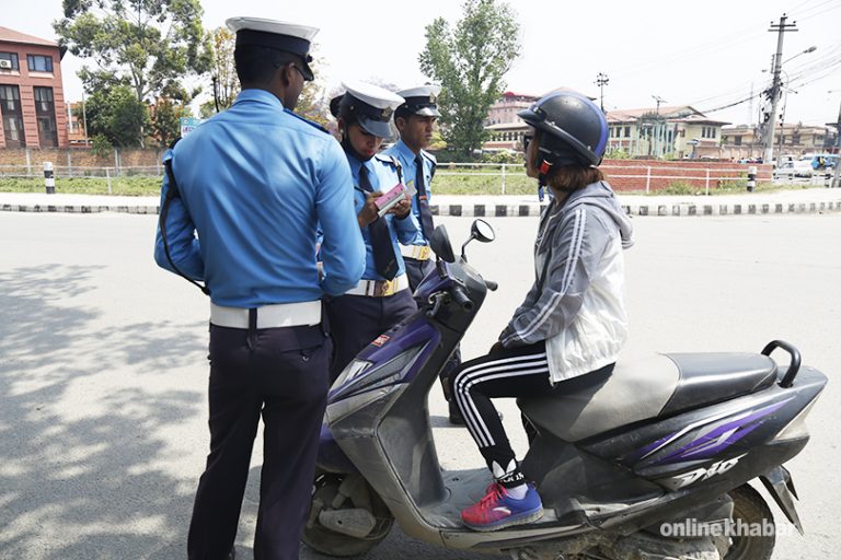 ४ लाख स्मार्ट लाइसेन्स आँखाले नै जाँच्छन् ट्राफिक प्रहरी