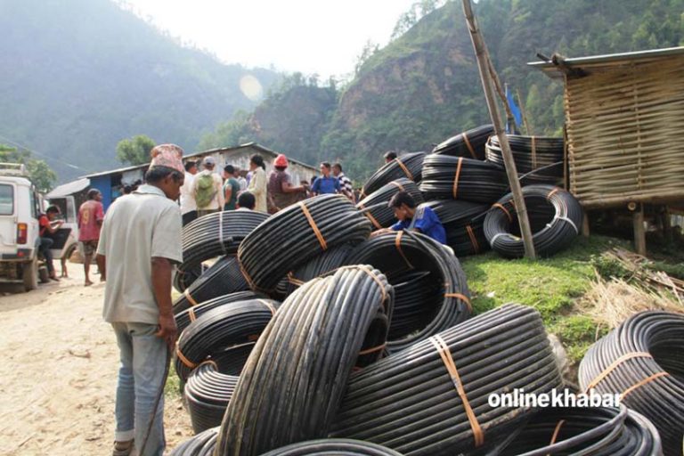ताप्लेजुङका पहिरो पीडितलाई खानेपानीको पाइप वितरण