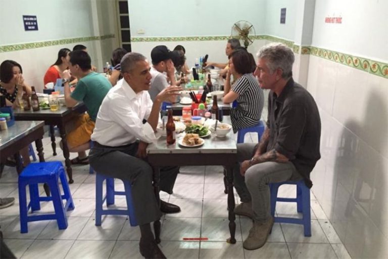 प्लास्टिकको कुर्सीमा बसेर ओबामाले खाए ६ डलरको खाना, फोटो बन्यो भाइरल