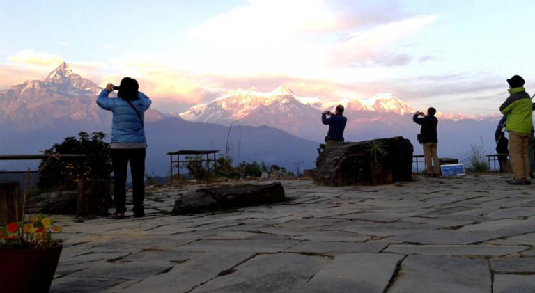 हिमाल हेर्दै रमाउन कास्कीको हिमालय देउराली रिसोर्ट