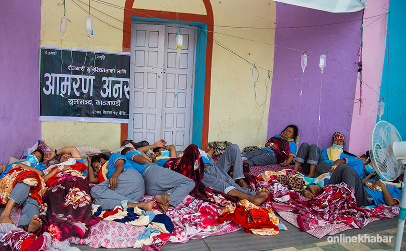 सबैलाई रोजगारी माग्दै १२ युवा भोक हड्तालमा (फोटोफिचर)