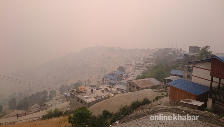 मुगुमा दिउँसै अँध्यारो, तुवाँलोले ढाकियो आकास
