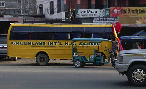 नयाँ शक्तिको पुरानै ढर्राः पार्टीको कार्यक्रममा स्कुल बस !