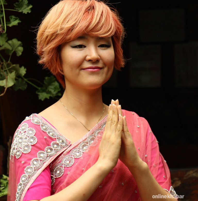 नेपालमा खिचिएको कोरियन चलचित्र, सारीमा यसरी सजिइन् कोरियन नायिका