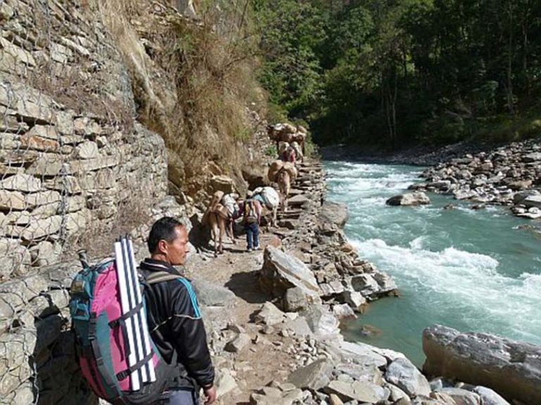बूढीगण्डकीले पुल बगाएपछि मनास्लु पदमार्ग अवरुद्ध