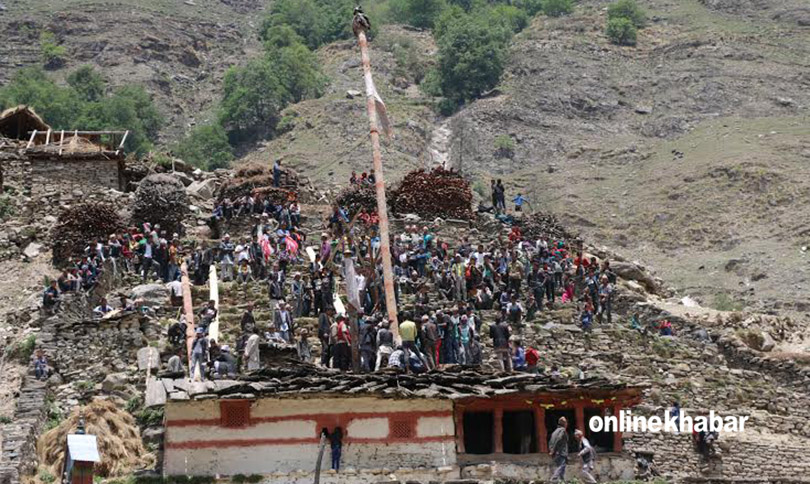 मुगुमा मष्टो देवता दर्शन गर्नेको भीड