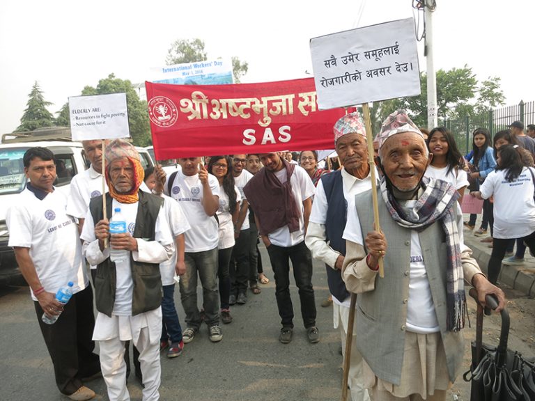 श्रमको सम्मानको माग गर्दै ज्येष्ठ नागरिक एकाबिहानै सडकमा