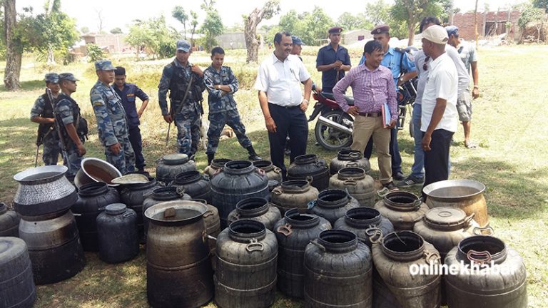 रक्सी खान नेपाल आएका भारतीयले असई कुटे