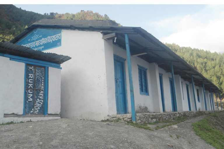 अज्ञात रोग देखिएपछि विद्यालय बन्द