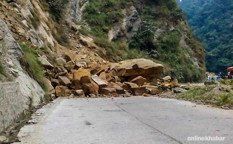 पहिरो जाँदा केआइसिंह राजमार्ग अवरुद्ध
