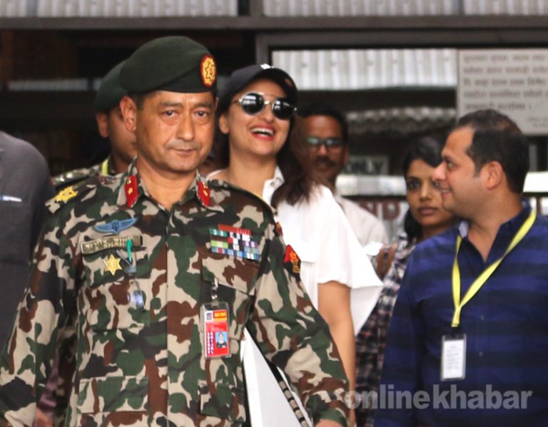 रक्षाले जंगी अड्डालाई सोध्यो स्पष्टिकरण, हिरोइनलाई स्वागत सेनाको मर्यादाविपरितः रक्षामन्त्री रावल