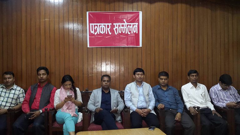 मनोमानी शुल्क लिने स्कुललाई कारवाही नगरे आन्दोलनमा उत्रनेे चेतावनी