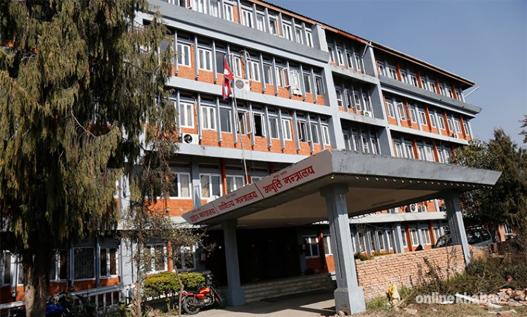 सरकारलाई घुँडा टेकाउँछु भन्ने ग्यास उद्योगी वार्तामा आए