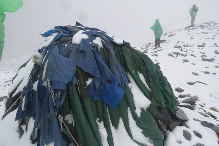 पर्यटकले फालेको फोहोरबाट प्रदुशिषत बन्यो धौलागिरि हिमाल