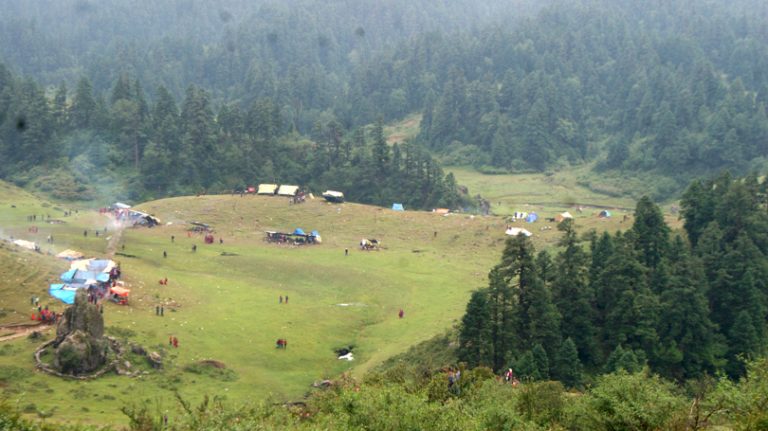 खप्तडमा पूर्व युवराज पारसदेखि  पूर्व मुख्यसचिव पौड्यालसम्म