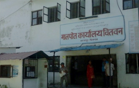 चितवन मालपोतबाट तीन जना पक्राउ