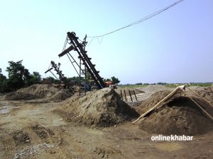 पाल्पाको निस्दी खोलामा बालुवाको चोरी निकासी बढ्यो